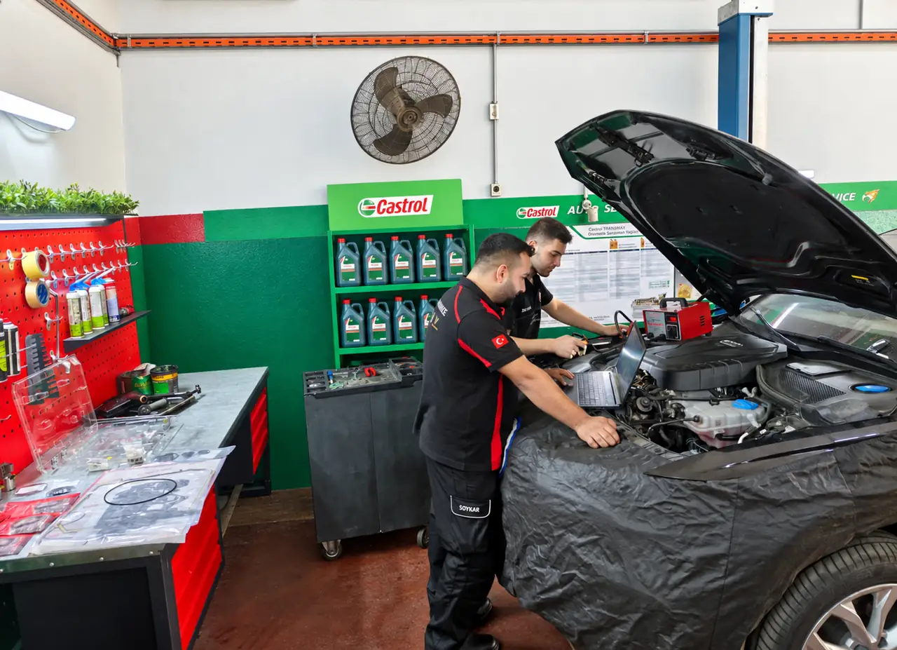 İki ustamız bir Audi motorunda dizüstü teşhis cihazıyla çalışıyor