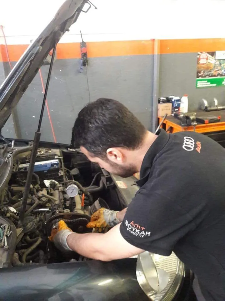 Soykar Otomotiv ustası bir aracın motor bölümünde çalışıyor