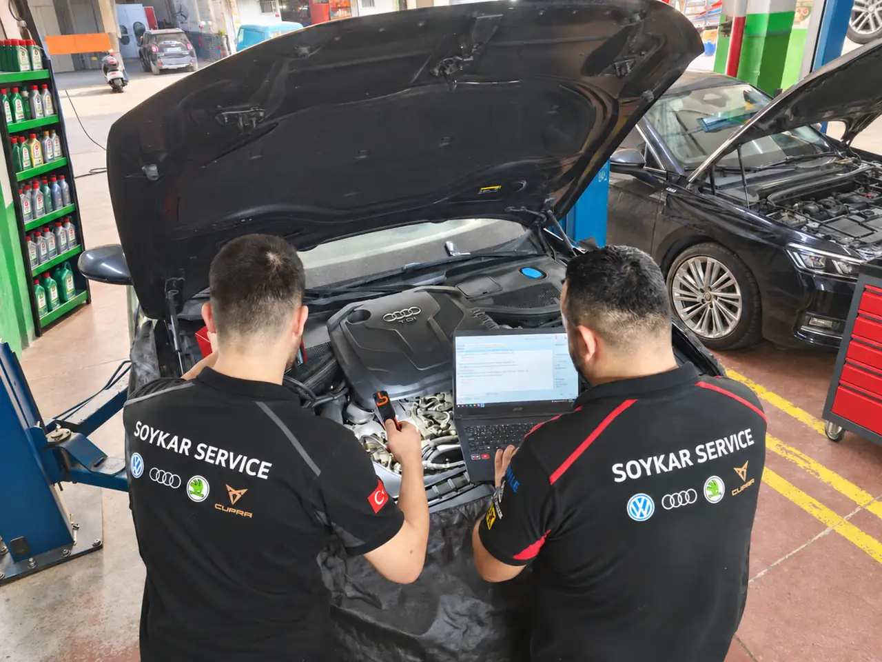 Soykar Service ekibi motor ve şanzıman elektroniğini teşhis cihazıyla kontrol ediyor