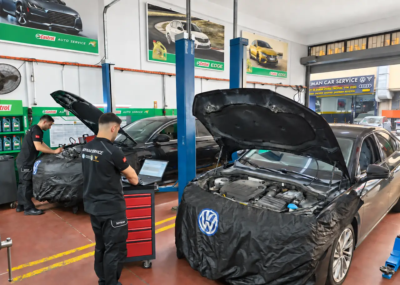 Ustalarımız bir Volkswagen Passat'ta teşhis cihazıyla arıza tespiti yapıyor